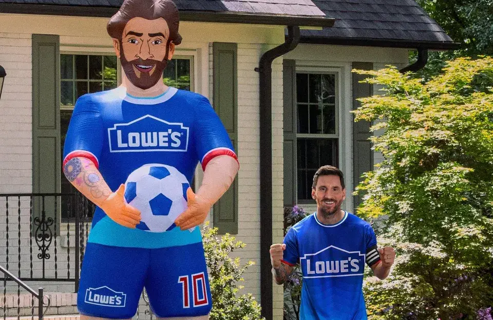 Por qué hay inflables de Messi en todos los jardines de Estados Unidos y qué tiene ver el Mundial con esto