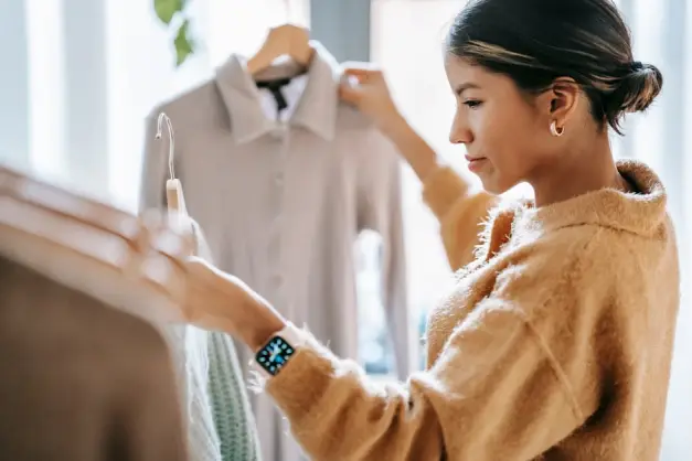 Mujer En Camisa De Manga Larga Beige Con Smartphone. (Foto: Pexels)