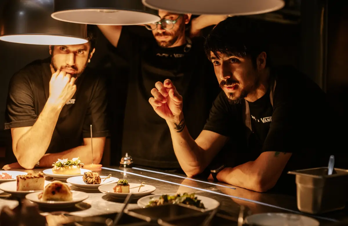 Criado en Lobos, formado junto a Trocca y en cocinas Michelin: el chef que dejó las grandes estructuras para fundar su propio fine dining