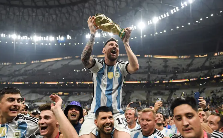 lionel-messi-holds-the-world-cup