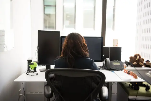 Mujer Sentada En Sillón Con Ruedas Negro. (Foto: Pexels)