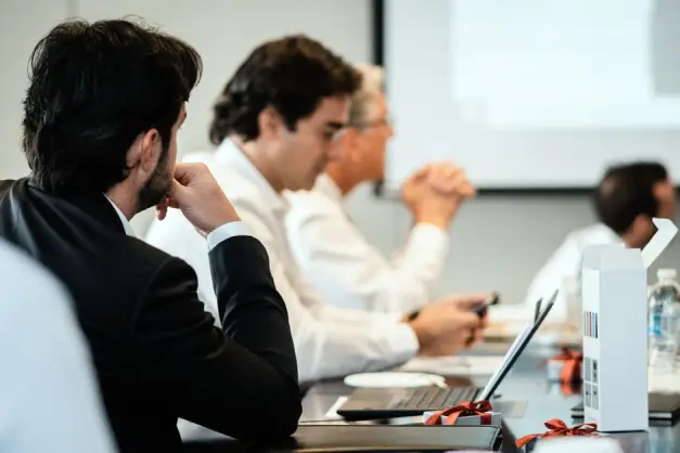 Fotos de stock gratuitas de adentro, administración, atuendo. (Foto: Pexels)