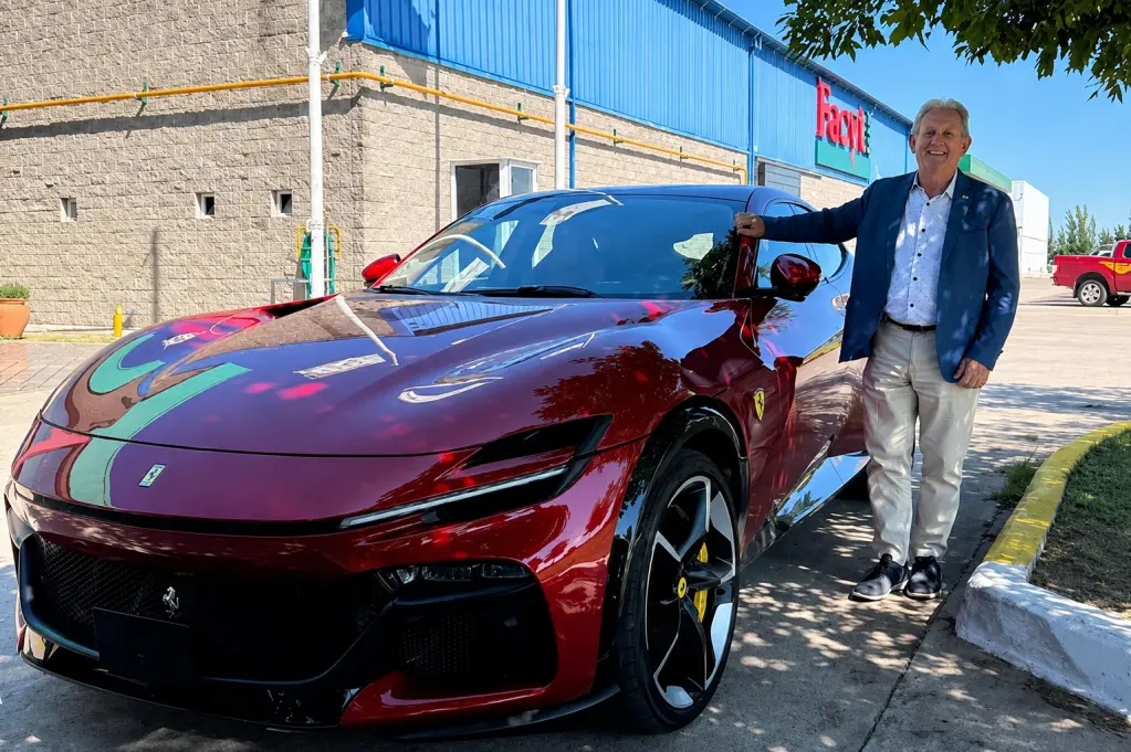 Héctor Laca junto a la primera Ferrari Purosangue Rosso Portofino que está en Argentina, y por la que se volvió viral. | Foto: Archivo