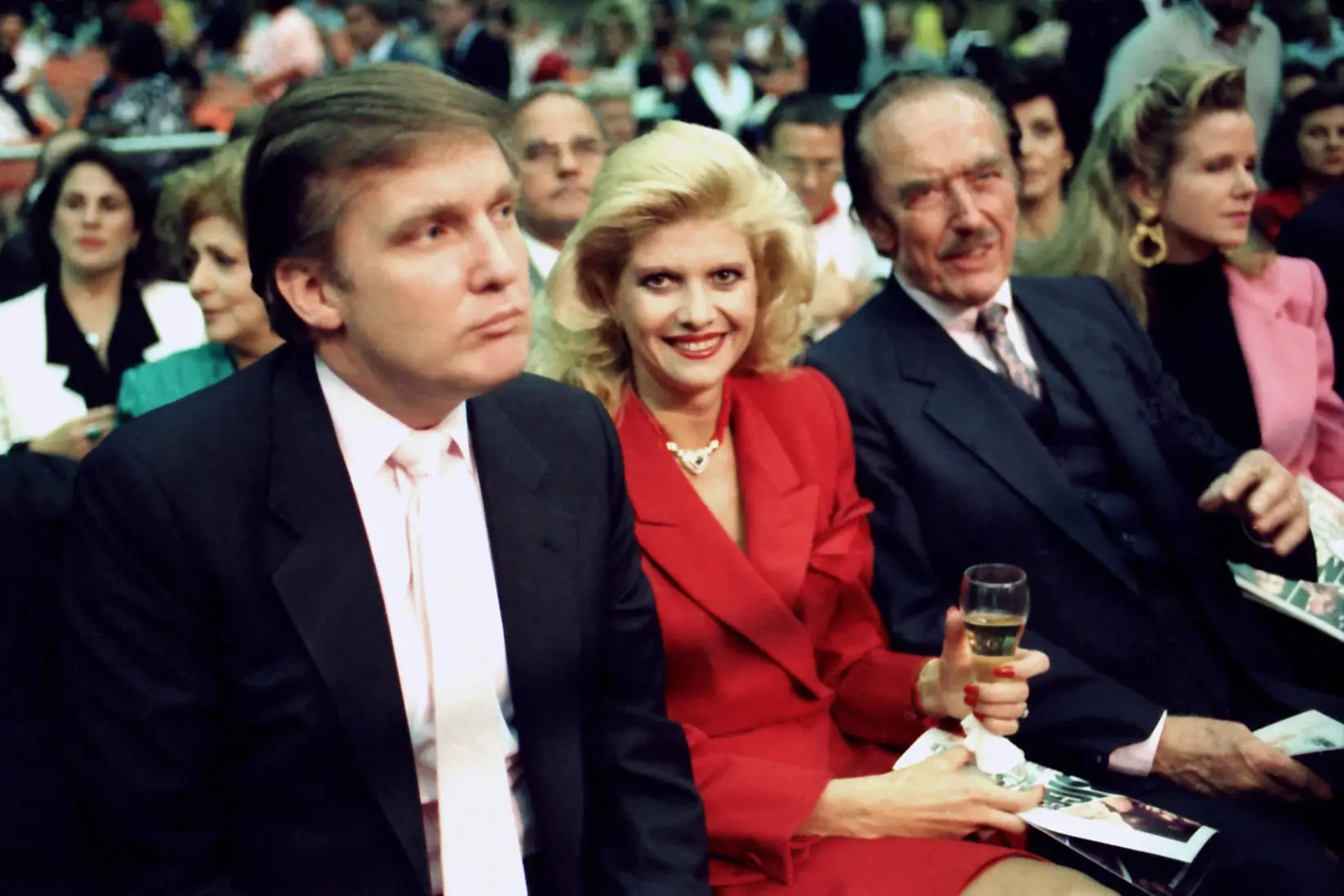 Trump y su primera esposa Ivana, junto a su padre Fred Trump en 1988. | Foto: Jeffrey Asher/ Getty Images