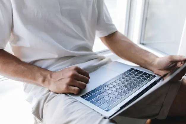 Fotos de stock gratuitas de #interior, adulto joven, ambiente de trabajo informal. (Foto: Pexels)