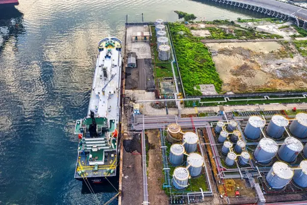 Vista Aérea Del Barco Blanco Y Verde En El Muelle. (Foto: Pexels)