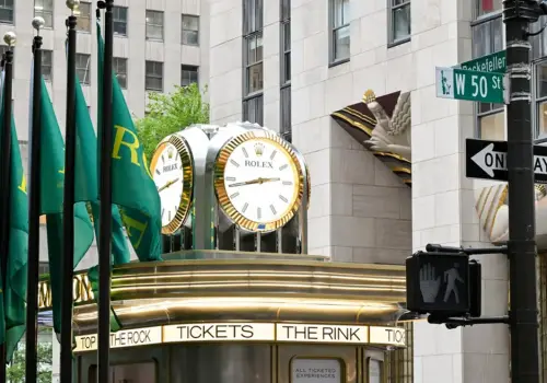 El Rockefeller Center estrena un reloj de cuatro caras en su histórica pista de patinaje