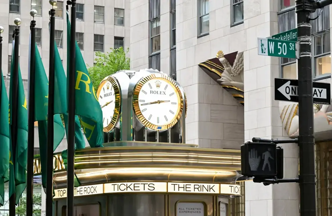 El Rockefeller Center estrena un reloj de cuatro caras en su histórica pista de patinaje