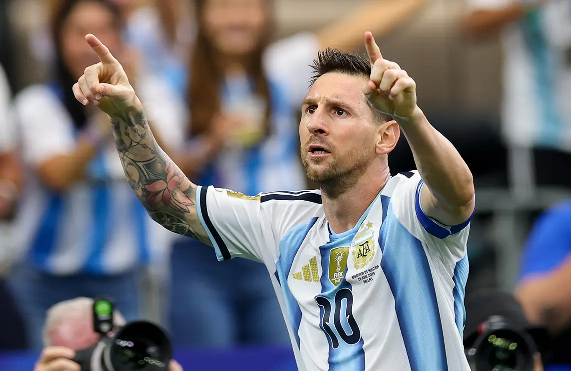 Lionel Messi, el máximo goleador de la historia mundialista y la ingeniería del mito. ¿Cómo está escribiendo su manual de liderazgo de elite?