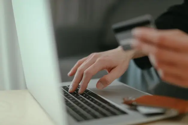 Fotos de stock gratuitas de actividad interior, adquisitivo, billetera digital. (Foto: Pexels)