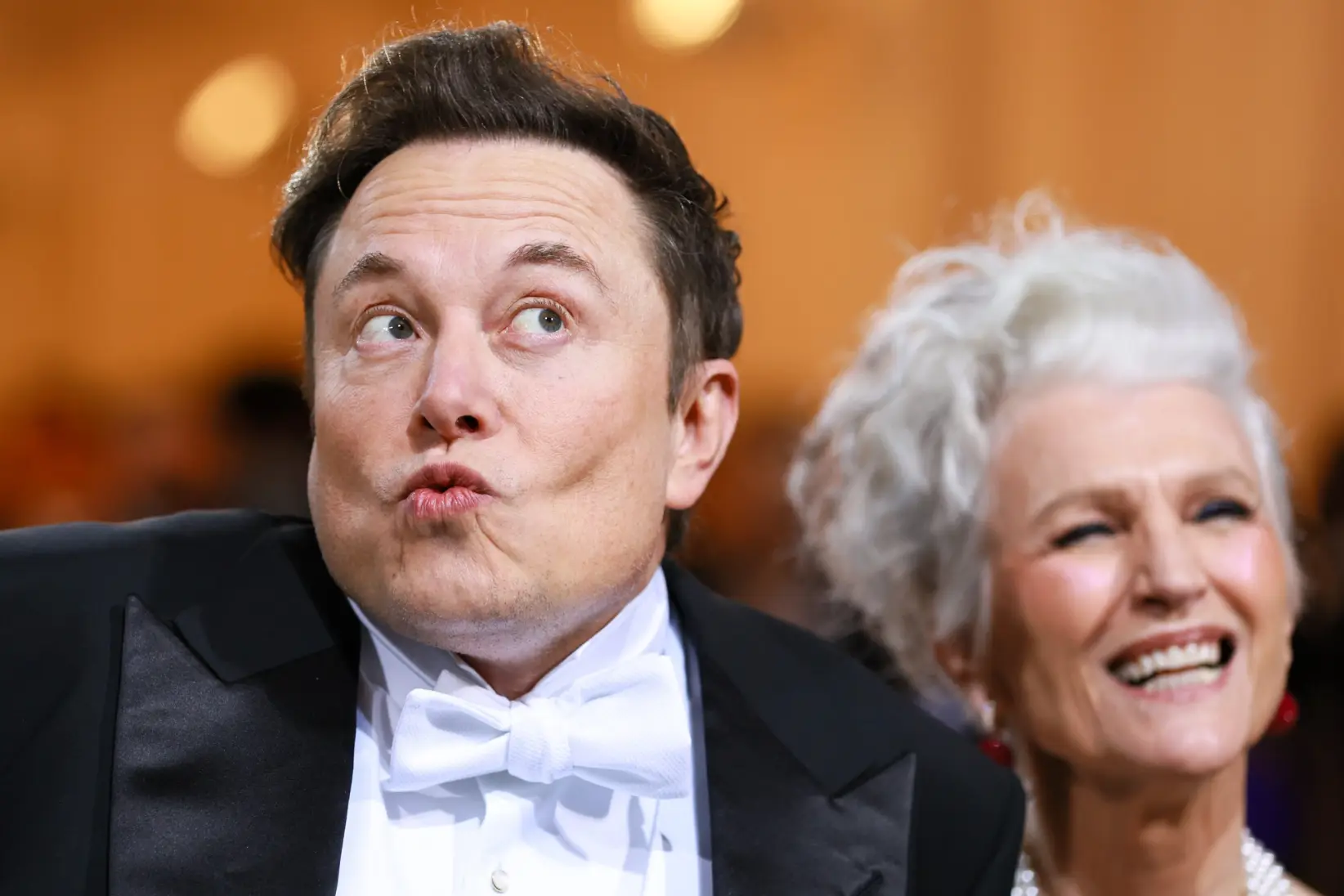 Elon Musk con su madre en 2022