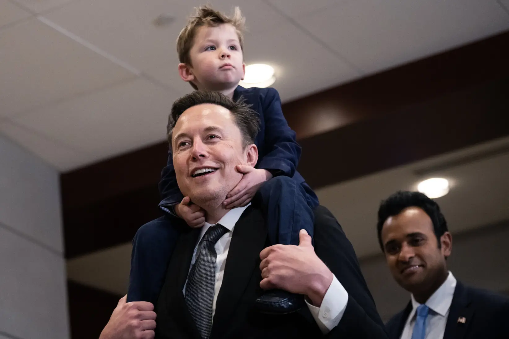 Elon Musk con su hijo en diciembre de 2024