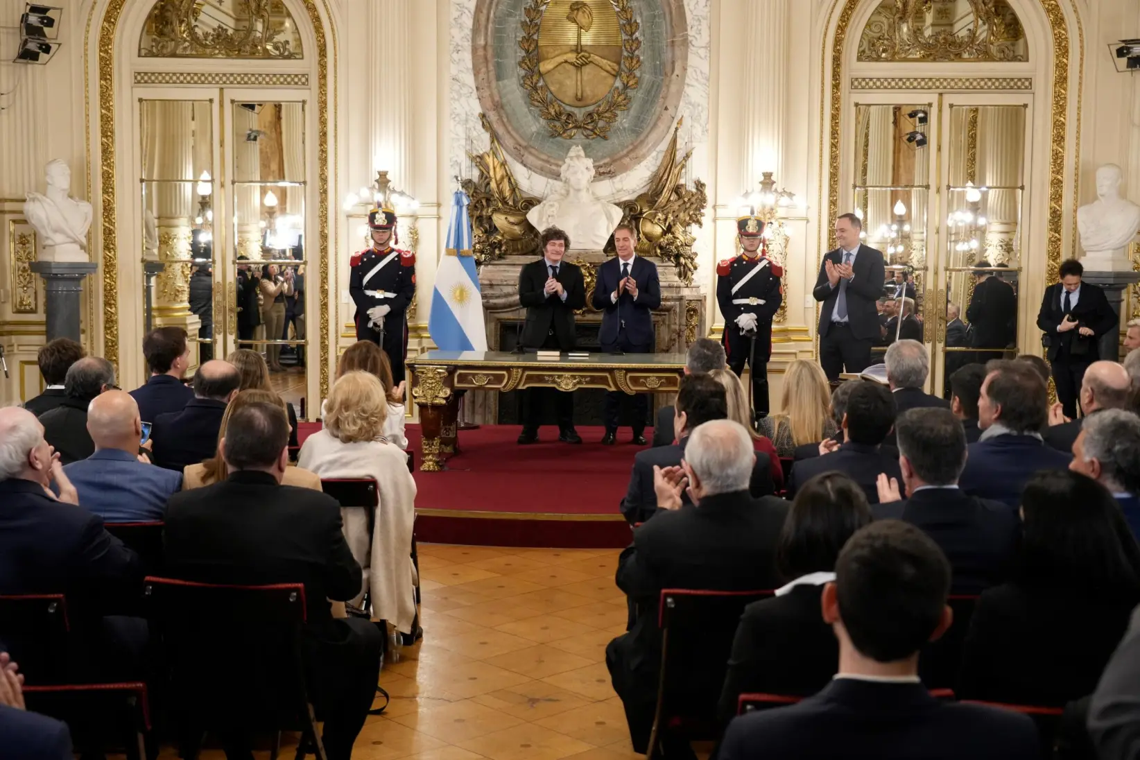 El presidente Javier Milei encabezó esta tarde la ceremonia de asunción de Diego Santilli al frente de la Jefatura de Gabinete de Ministros, en el Sal