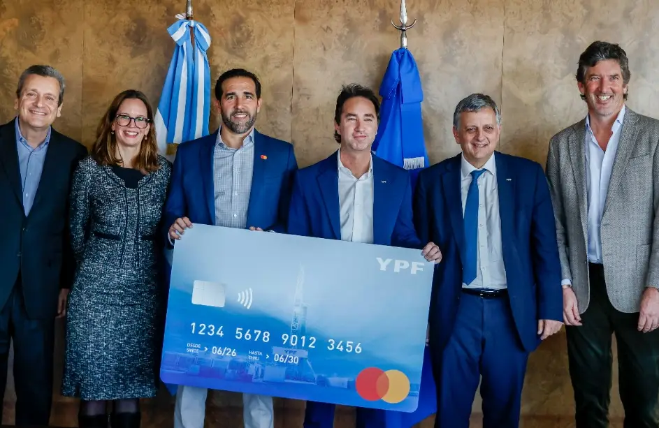 YPF tendrá tarjeta propia: se alía con Mastercard para expandir su ecosistema fintech