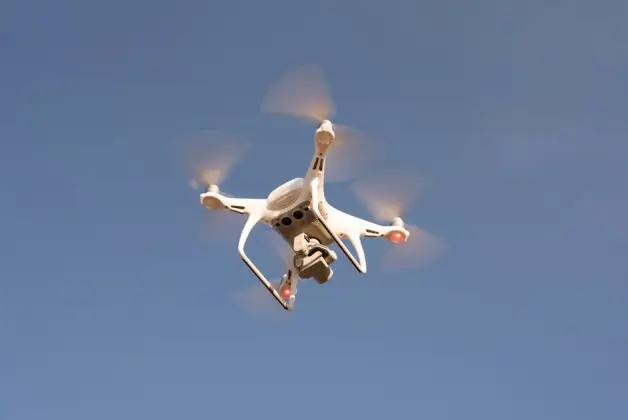 Tiro De ángulo Bajo De Drone Volando En El Cielo. (Foto: Pexels)