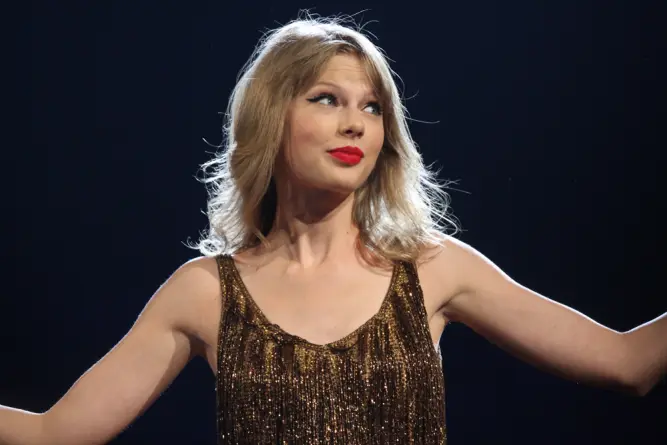 SE PUEDE USAR/ Taylor Swift        Foto: Eva Rinaldi, CC BY-SA 2.0, via Wikimedia Commons.