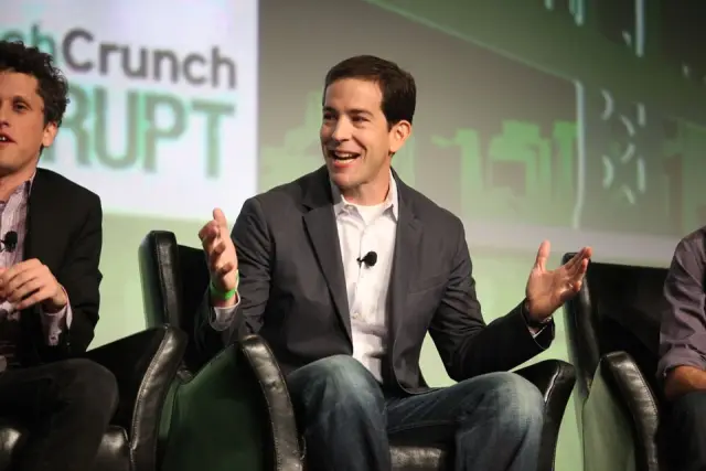 Todd McKinnon (SE PUEDE USAR) Crédito: TechCrunch, CC- Wikimedia Commons