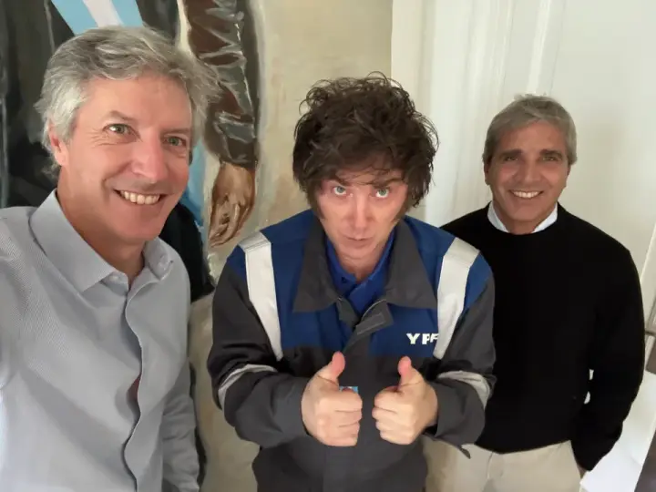 Santiago Bausili con el presidente Javier Milei y Luis Caputo