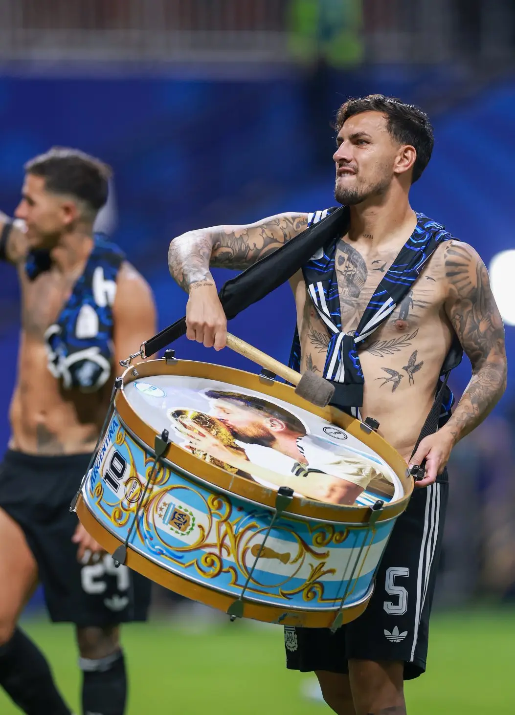 Leandro Paredes tambor Messi Argentina Inglaterra Mundial 2026 (Photo by Elsa/Getty Images)