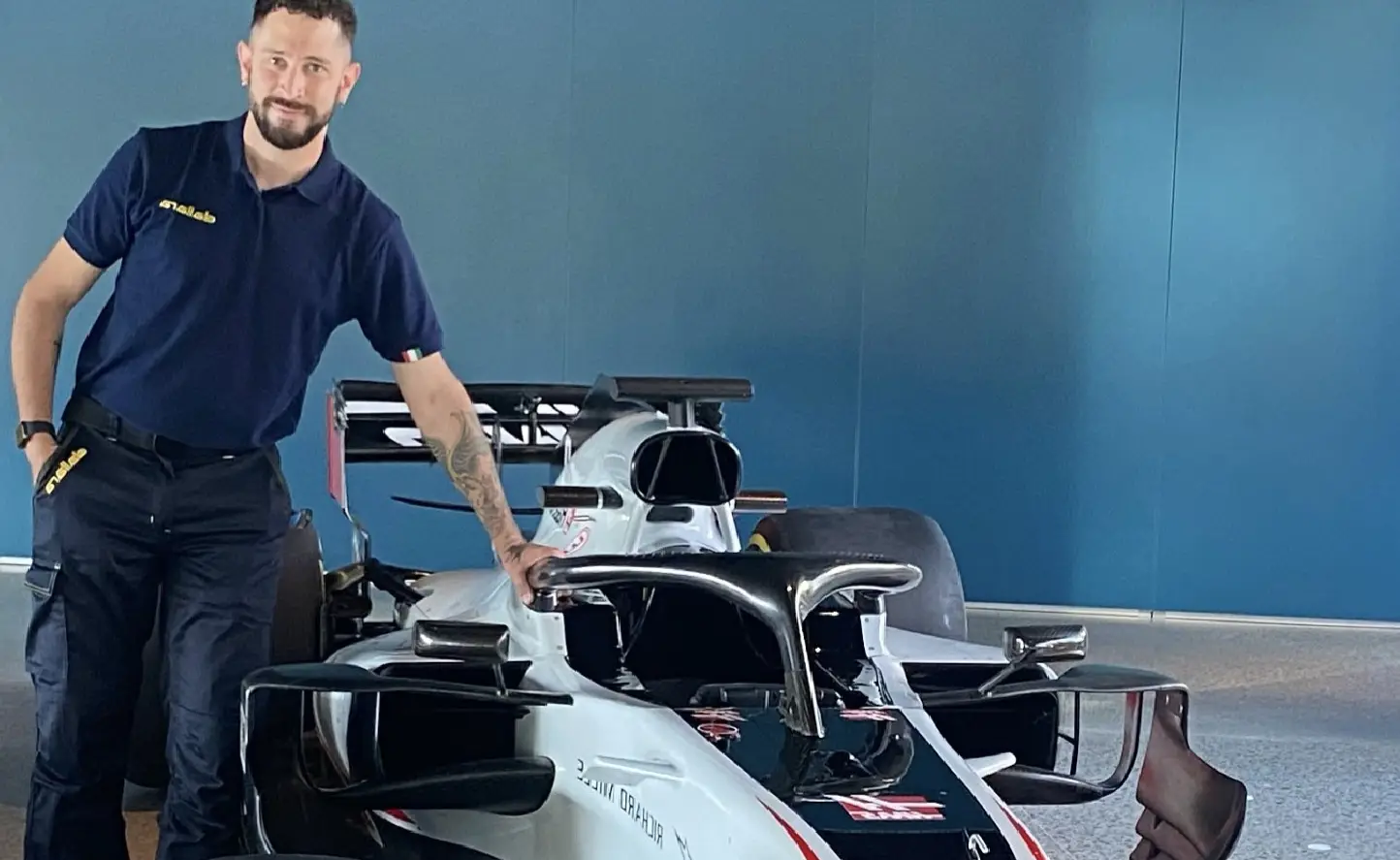 Es argentino, hizo ganar a Ferrari en Le Mans y hoy fabrica sus propios autos en Italia