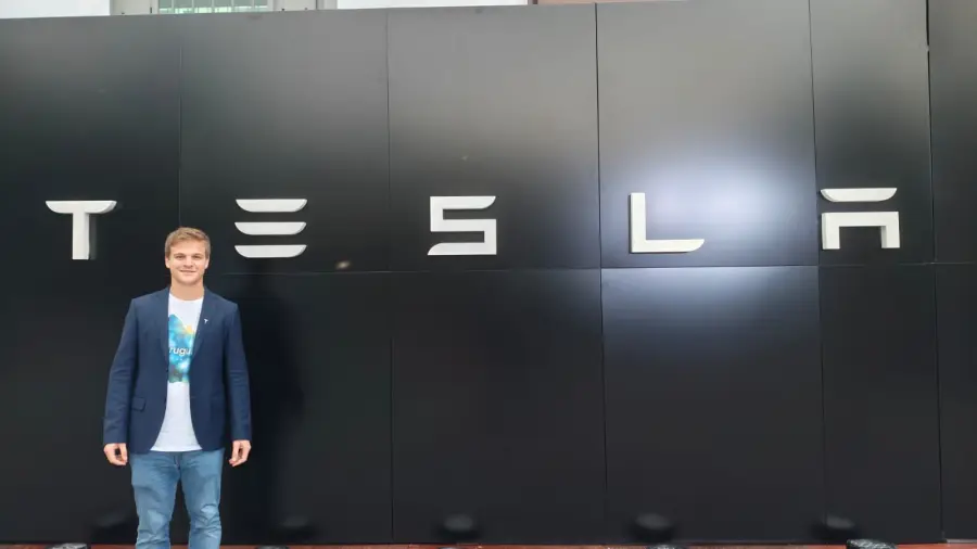 Andrés Folle en el evento de lanzamiento de Tesla Uruguay