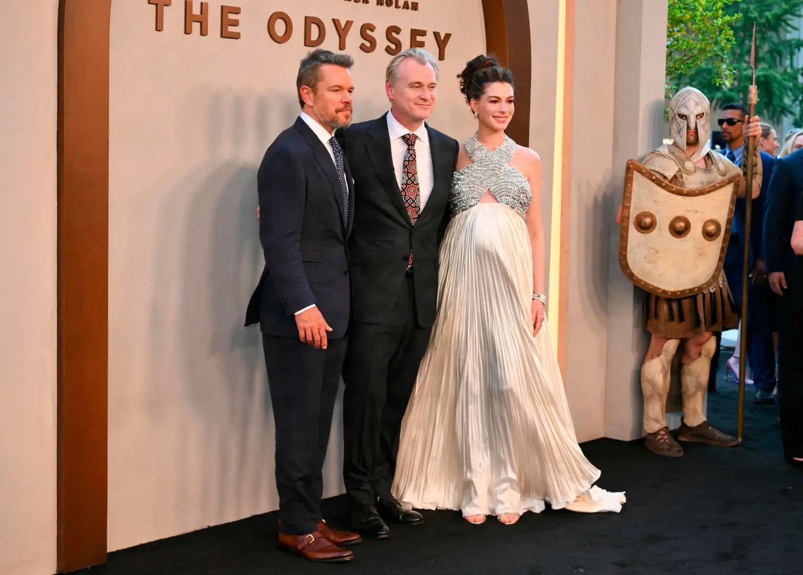 Matt Damon, Christopher Nolan y Anne Hathaway asistieron al estreno de "La Odisea".