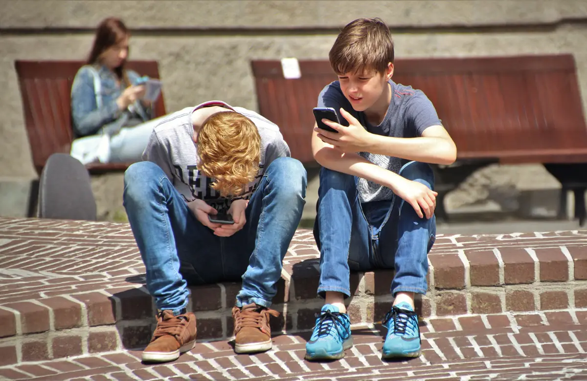 Francia prohíbe las redes sociales a menores de 15 años y Europa avanza hacia una nueva era de restricciones