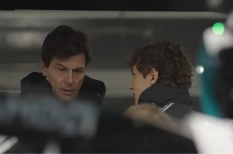 Toto Wolff y su nuevo mimado, el joven italiano Kimi Antonelli. El Jefe de Mercedes reconoció los problemas del auto del británico.