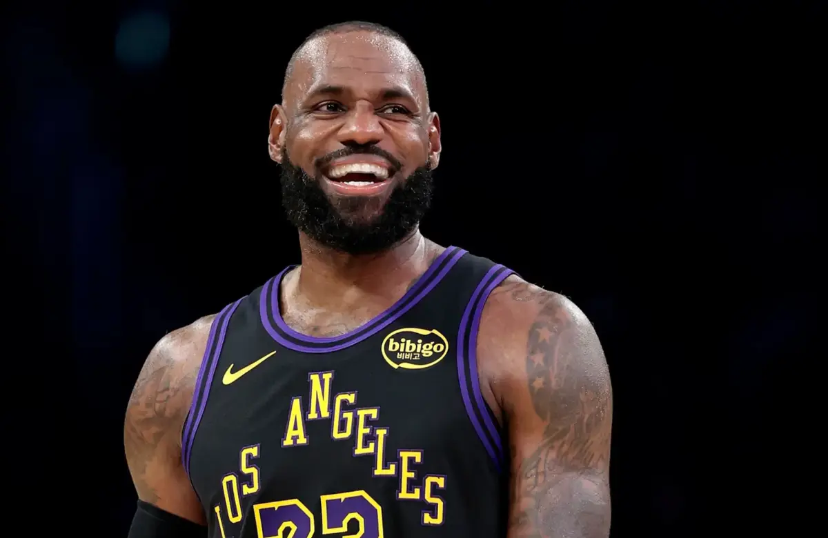 A los 42 años, LeBron James firmó un contrato de US$ 8 millones con los Philadelphia 76ers.