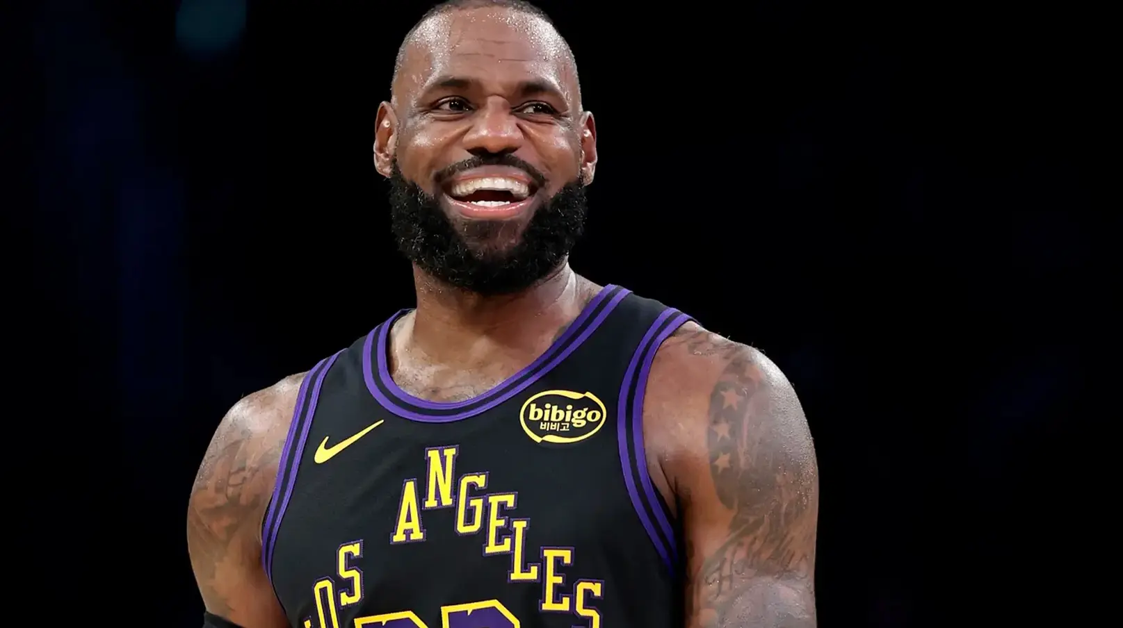 A los 42 años, LeBron James firmó un contrato de US$ 8 millones con los Philadelphia 76ers.