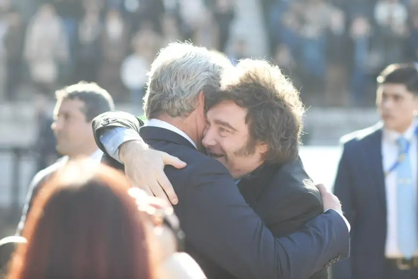 Javier Milei y Nicolás Pino, el abrazo del gobierno con la Sociedad Rural