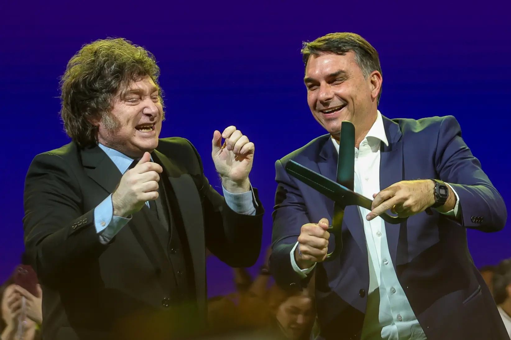 Javier Milei y Flavio Bolsonaro (Photo by Allison Sales/NurPhoto via Getty Images)