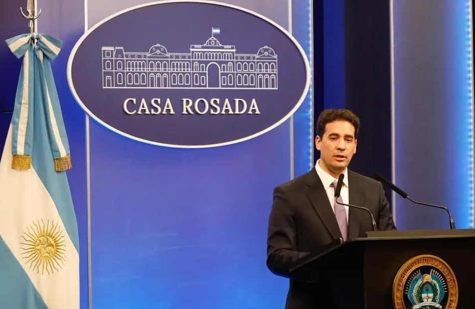 Devaluación brusca o "corrección", qué implica un dólar 20% más antes de fin de año