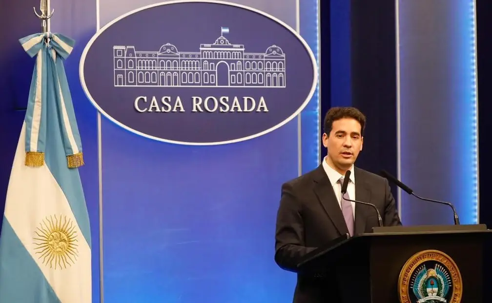Devaluación brusca o "corrección", qué implica un dólar 20% más antes de fin de año