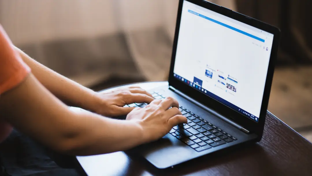 Las universidades de Estados Unidos buscan incorporar IA a sus programas para que los estudiantes tengan una formación más versatil. (Foto: Canva)