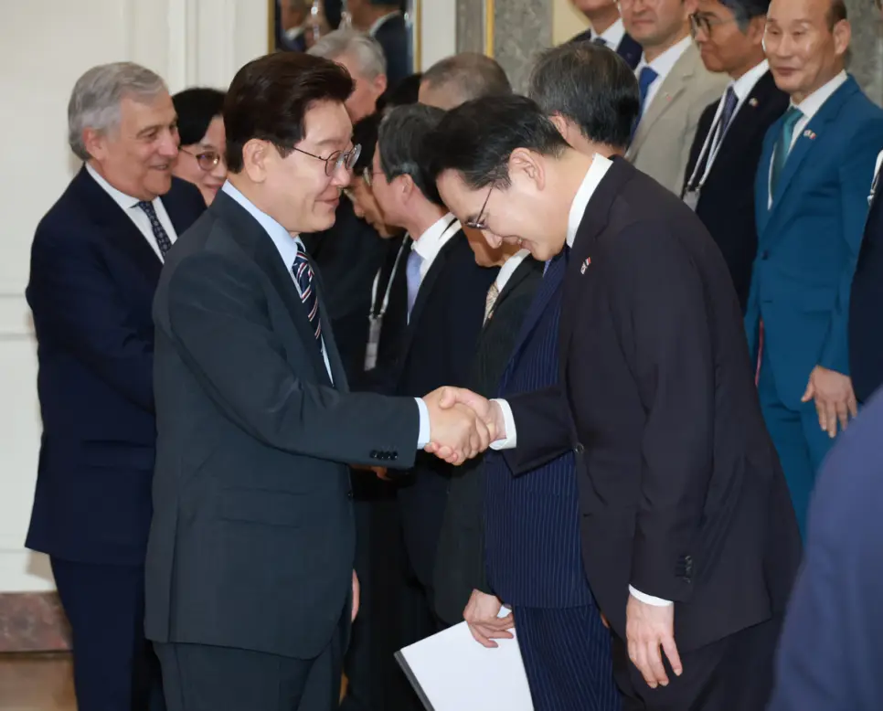 El presidente Lee Jae-myung junto al presidente de Samsung Electronics, Lee Jae-yong.
