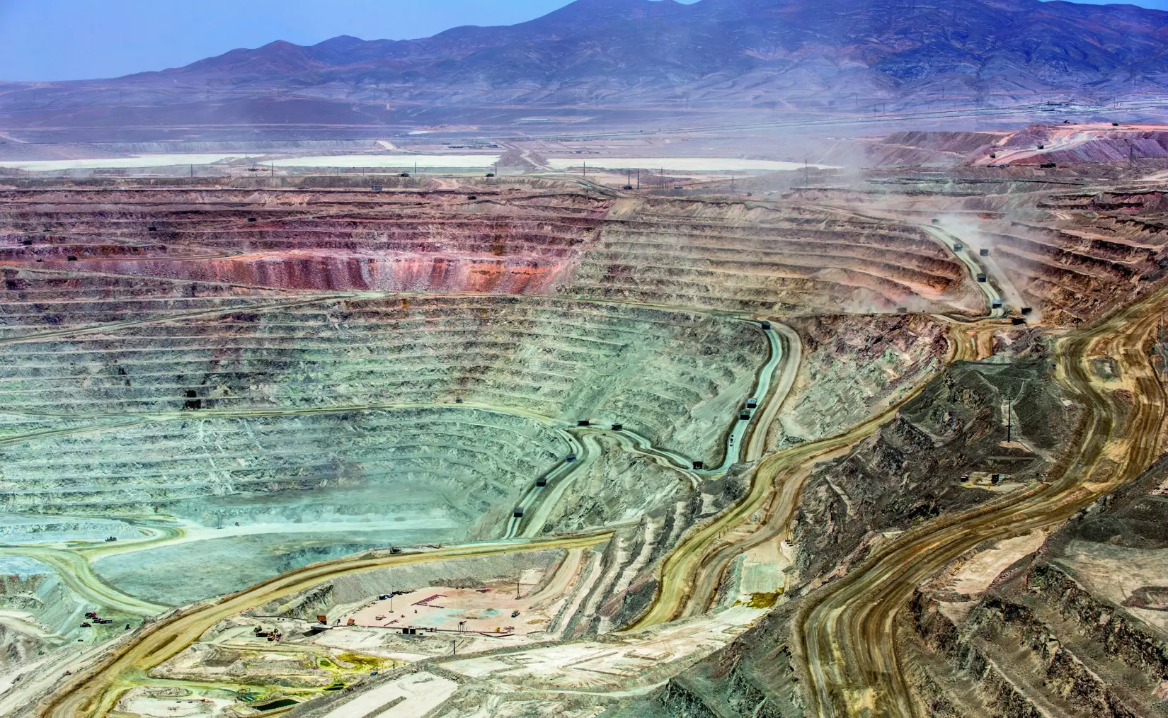 Viaje a la mina de cobre más grande del mundo: Escondida, el gigante chileno que exporta US$ 14.000 millones anuales