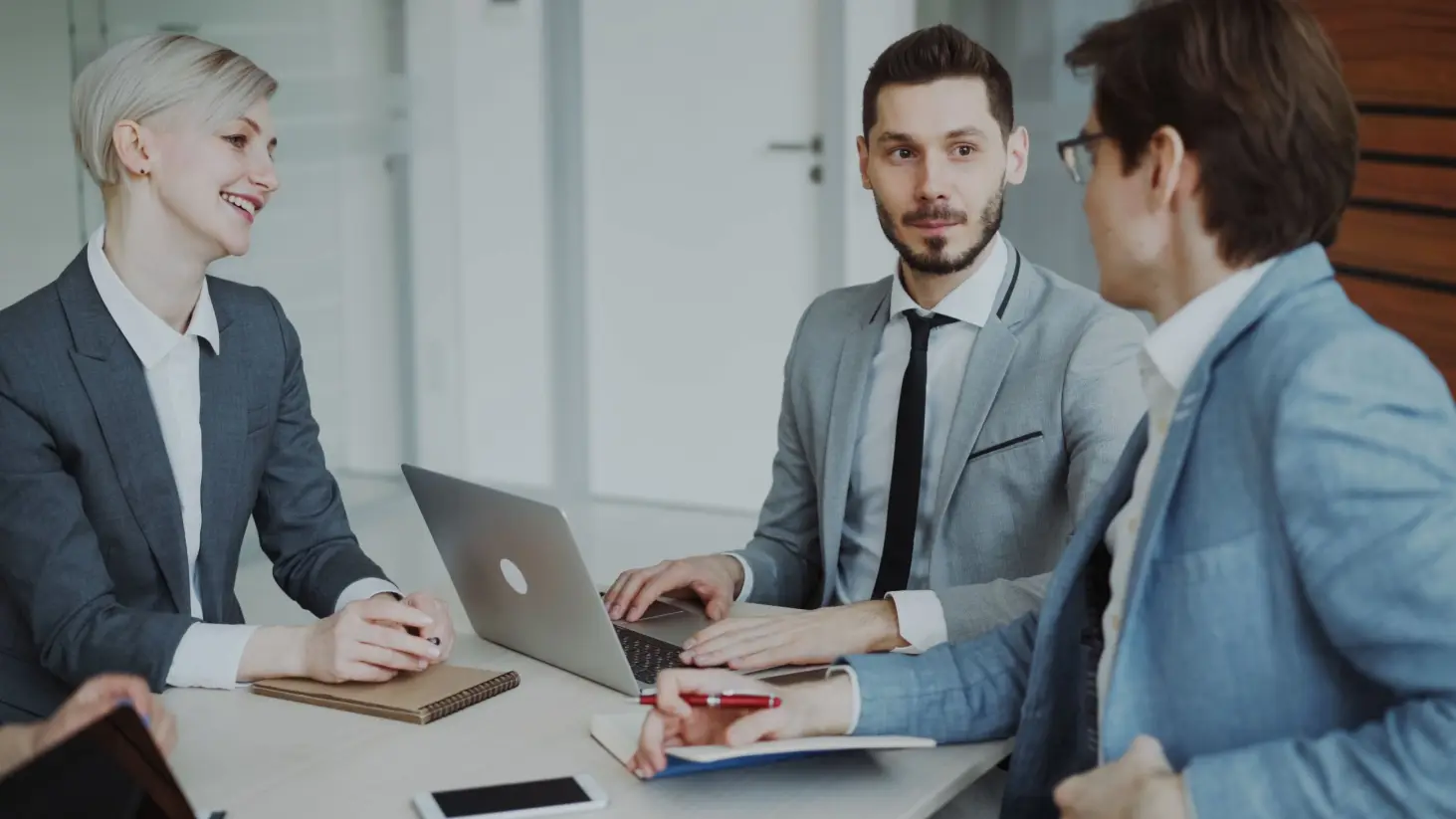 Empresarios, empresas, negocios (Pexels, se puede usar)