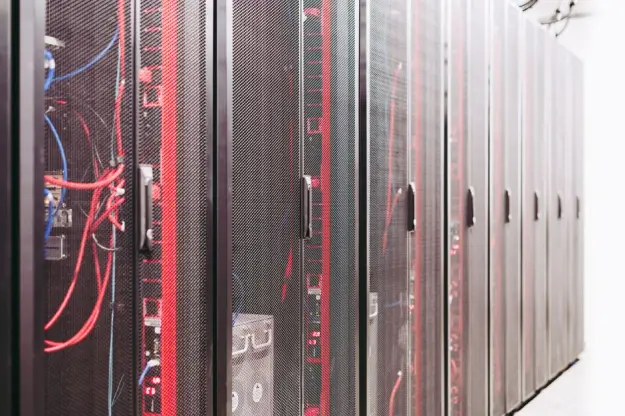 Sala moderna de servidores de datos con estantes de red y cables. (Foto: Pexels)