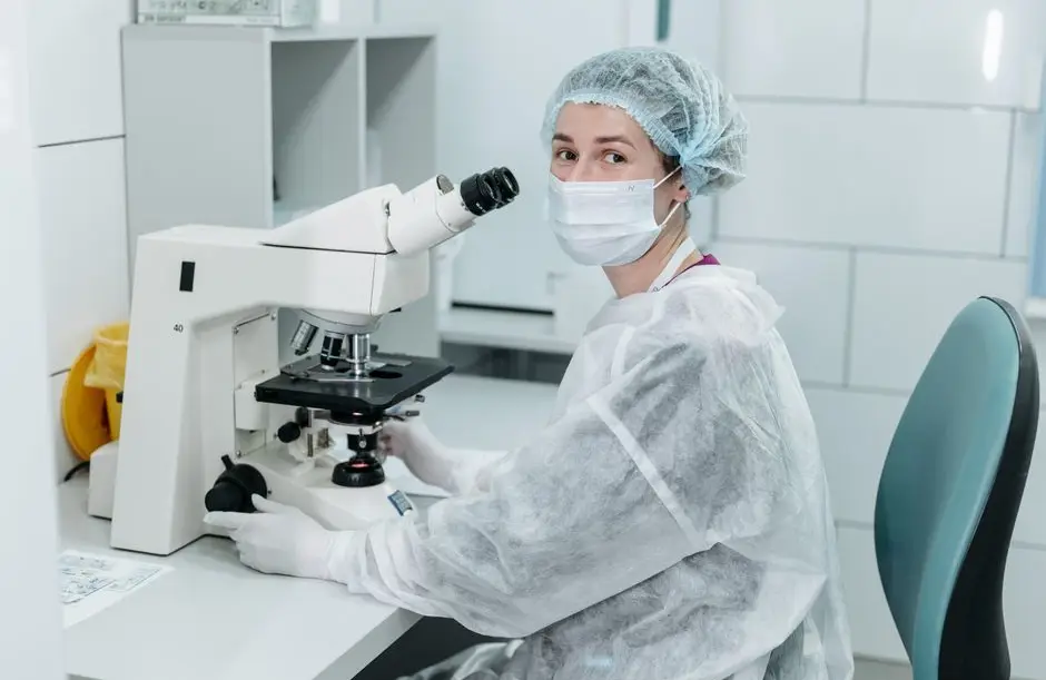 Revelan que una inteligencia artificial entrenada con ADN creó 16 virus nuevos en un laboratorio: alerta por la bioseguridad