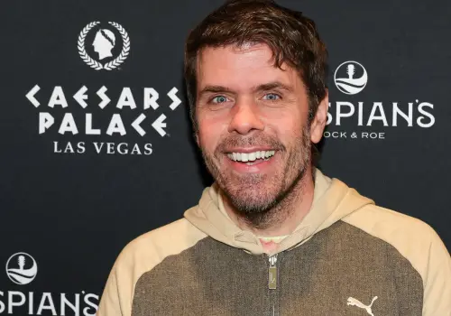 El bloguero estadounidense Perez Hilton fue internado tras autolesionarse durante un vivo en TikTok