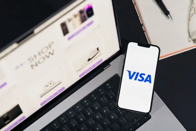 Smartphone mostrando VISA en un portátil para una experiencia de compras en línea. (Foto: Pexels)