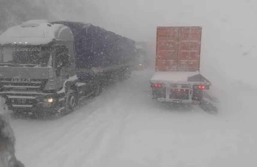 Impacto económico: la nieve paraliza corredores clave con Chile y deja más de 3.000 camiones varados