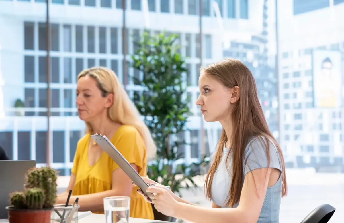 Uno de cada 5 trabajadores de la Gen Z llevó a sus padres a la entrevista de trabajo: ¿qué hacer?