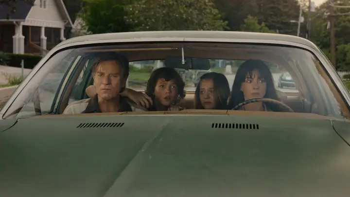 La historia transcurre en 1982 y sigue a una familia cuyo barrio es transportado a un territorio habitado por dinosaurios (Foto: Warner Bros.)
