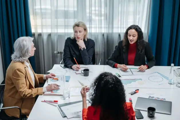 Cuatro mujeres profesionales participando en una reunión productiva en la oficina, discutiendo planes de negocio. (Foto: Pexels)