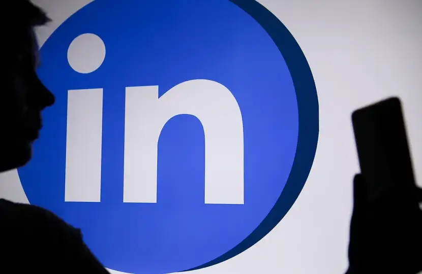 LinkedIn busca frenar el contenido de baja calidad hecho con IA y abre una oportunidad para los líderes que comparten sus experiencias