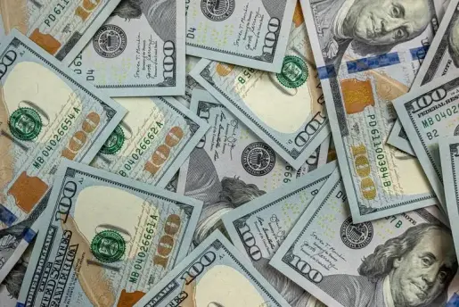 NO VOLVER A USAR/100 nuevos billetes de dólar estadounidense sobre fondo negro. Ingresos por ganancias. Concepto de ahorro.