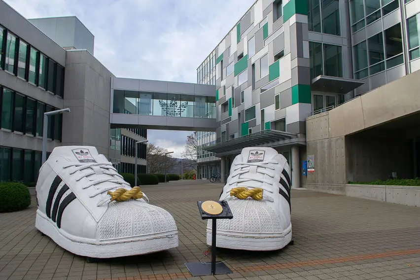 Adidas (SE PUEDE USAR) Crédito: Visitor7, CC BY-SA 3.0- via Wikimedia Commons