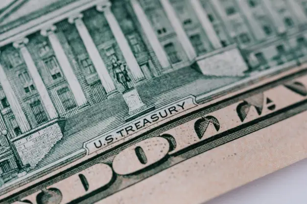 Primer plano detallado del texto del Tesoro de EE. UU. en un billete de dólar, mostrando un diseño intrincado y simbolismo financiero. (Foto: Pexels)